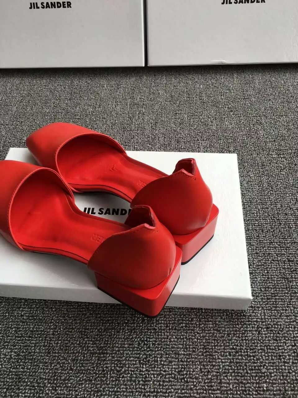 五一结束，夏天紧跟着来，新款JIL SANDER(吉尔·桑达）春夏爆款、塞过当今小白鞋，众多国际明星名模推荐款方头+方跟节俭的美学和简洁的线条结合，简单大气跟高4.0CM、牛皮面料，猪皮里，羊皮垫脚，专柜品质，黑、黄、红三色可选。码段35一40。