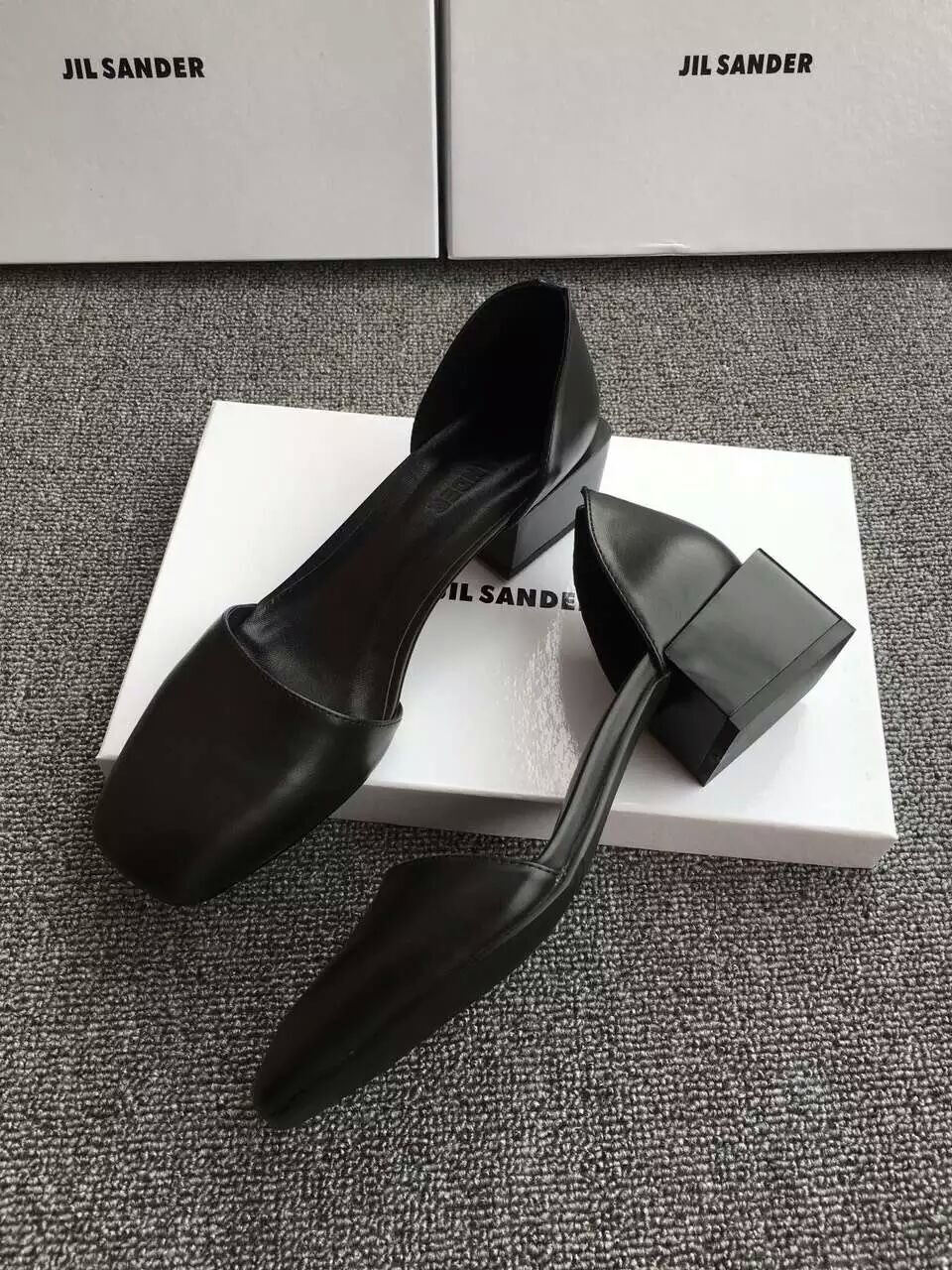 五一结束，夏天紧跟着来，新款JIL SANDER(吉尔·桑达）春夏爆款、塞过当今小白鞋，众多国际明星名模推荐款方头+方跟节俭的美学和简洁的线条结合，简单大气跟高4.0CM、牛皮面料，猪皮里，羊皮垫脚，专柜品质，黑、黄、红三色可选。码段35一40。