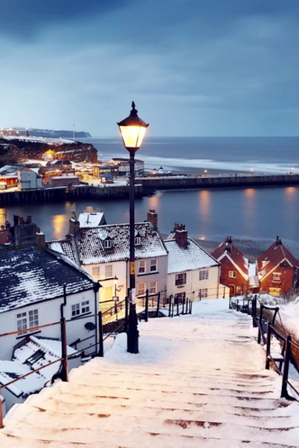 Whitby, North Yorkshire, England, UK。惠特比，位于英格兰中东部，靠近约克。它被誉为品尝“全世界最佳炸鱼薯条”的理想地。1897年，爱尔兰小说家Bram Stoker（布拉姆 史托克）在这里写了著名的吸血鬼小说《Dracula》（德古拉伯爵），而其灵感来源于惠特比修道院。它也是库克船长的学徒生涯之地。Lonely Planet说，这里是有最吸引人的海滨风光（The Most Attractive Seaside View）。