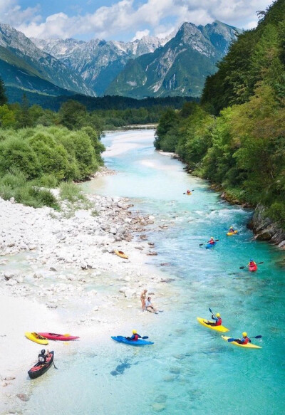 Bovec, Slovenia。斯洛文尼亚博韦茨，位于斯洛文尼亚西北部，距离首都卢布尔雅那136公里，毗邻与奥地利接壤的边境，面积367.3平方公里，海拔高度434米。就整个阿尔卑斯而言，博韦茨周围的风光最美，卡宁陕矗立在这座…