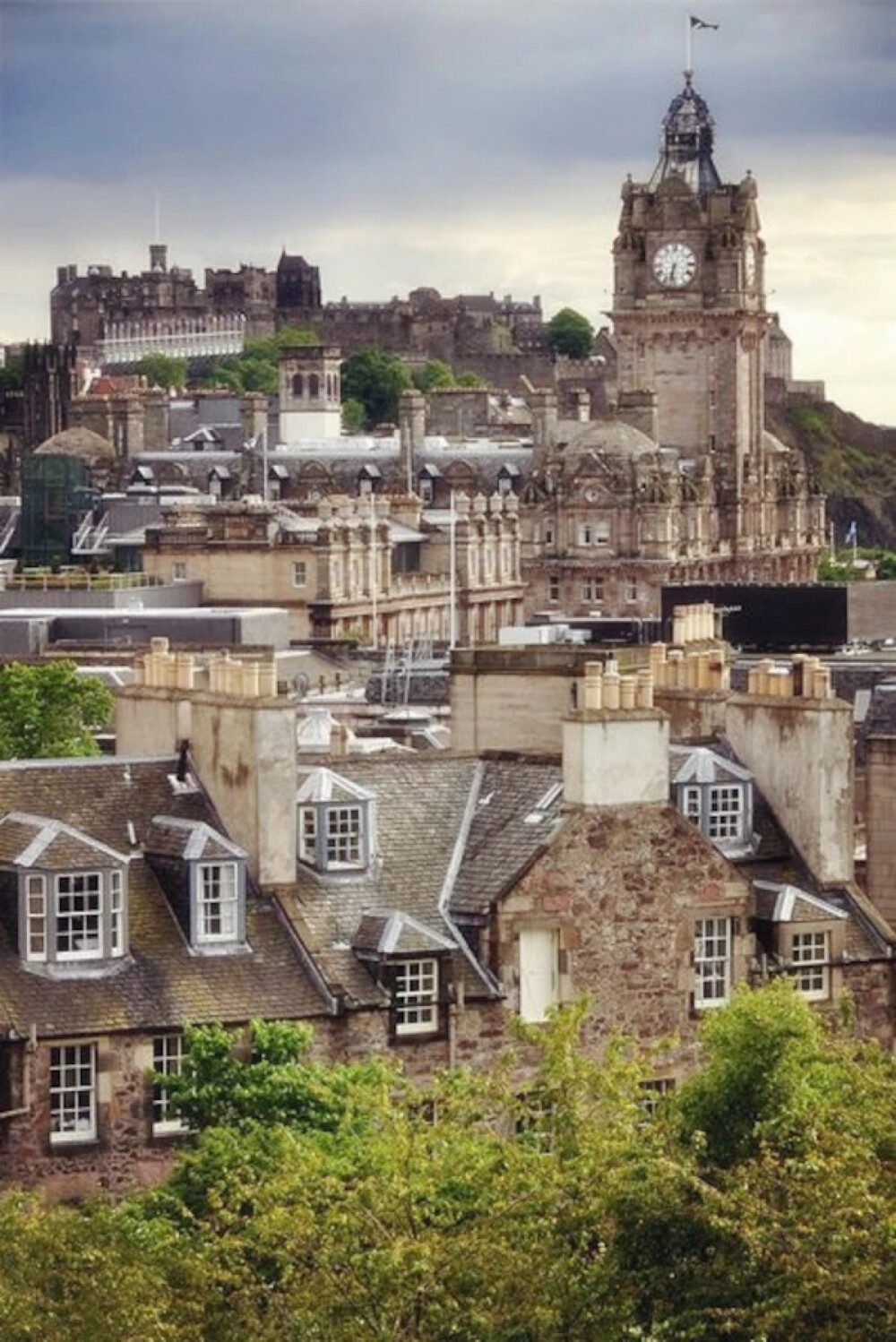 Calton Hill, Edinburgh, Scotland, UK。英国爱丁堡卡尔顿山，位于爱丁堡新城的东部，是爱丁堡的制高点和观景区域。山上有不少历史悠久的纪念碑和建筑物，比如一座20世纪初大萧条时代，市政府为了解决就业，专门出资造的一个没有任何特定用途的古希腊帕特农神庙风格建筑，日出日落时分游客云集。