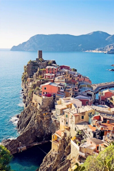 Vernazza, Cinque Terre, Italy。意大利五渔村韦尔纳扎，是意大利西北部利古里亚大区拉斯佩齐亚省的一个市镇，是五乡地区域5个城镇之一。面积12平方公里。韦尔纳扎镇内不通汽车，镇边缘有一个停车场，保持了真实的意…