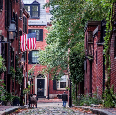 Acorn Street, Boston, Massachusetts, United States (by Vincent Demers)。美国波士顿风味小巷橡子街，位于波士顿市区Beacon Hill的深处，是根据当初殖民地的法规所设计的，也是波士顿出镜率最高的一条小街。橡子…