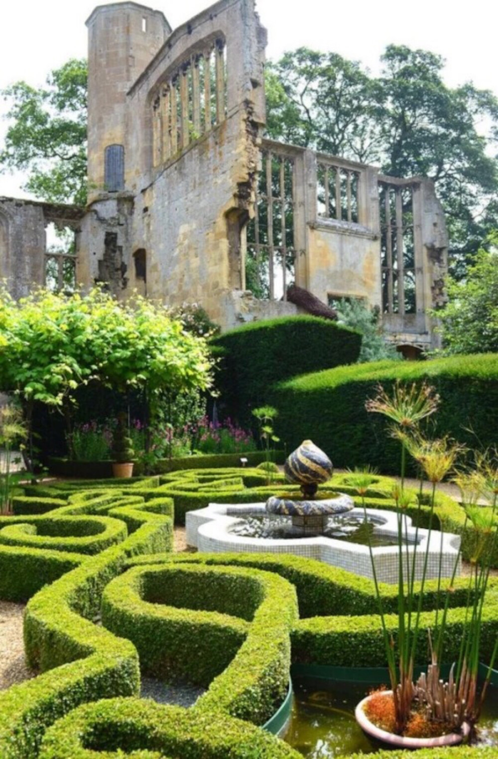 Sudeley Castle Gardens, Gloucestershire, England (by Annie Williams)。英格兰格洛斯特郡休得利城堡花园，据史料记载有1000多年的历史，曾经是亨利八世的产业，休得利城堡中的花园，代表了英国造园技艺的最高水平。