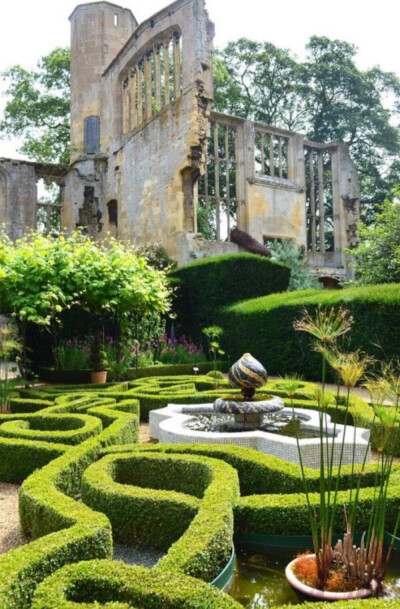 Sudeley Castle Gardens, Gloucestershire, England (by Annie Williams)。英格兰格洛斯特郡休得利城堡花园，据史料记载有1000多年的历史，曾经是亨利八世的产业，休得利城堡中的花园，代表了英国造园技艺的最高水平…