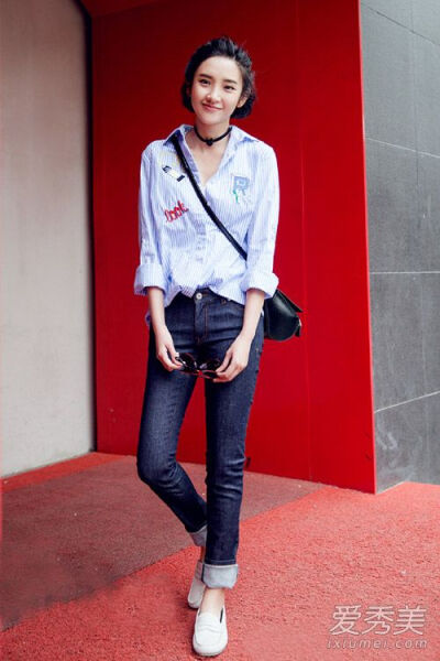 唐艺昕——浅蓝勋章衬衫配深色牛仔裤和豆豆鞋，侧斜背黑色挎包，清新舒适。