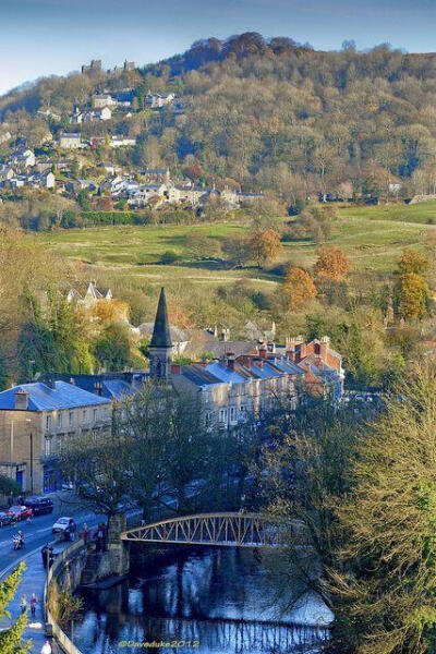 Matlock Bath, Derbyshire, England。英格兰德比郡马特洛克巴斯。马特洛克巴斯位于英国中部的德比郡，房屋傍山而建，顺从与热爱自然的姿态。这里有一条具有标志意义的河流River Derwent, 仪态万千。1832年，时为公主…