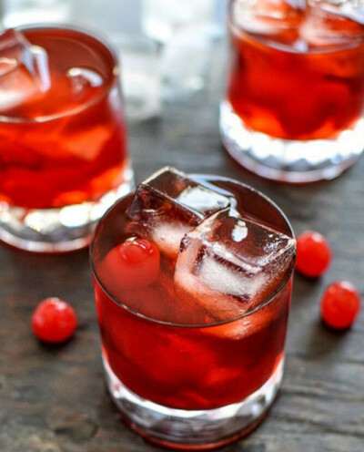 ◊【果酒 甜品】◊
『樱桃酒』做法：樱桃去蒂，清洗干净，一个一个擦干。将擦干的樱桃放入容器，一层樱桃，一层冰糖。倒入白酒，没过樱桃，放在阴凉干燥处，密封发酵2个月，就可以喝到自制的果酒了。