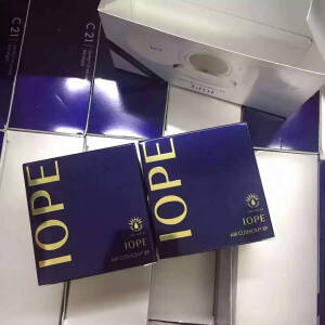 C21 iope亦博气垫bb！，1个替换  ！大家太熟悉啦 ..    5大功效和于一身 ☀ 隔离保湿， 防晒， 美白☁舒缓～买一个等于买5个！省去BB霜 ..    却可以得到惊人完美皮肤..  适合各种肤质 ..    不油腻超补水方便随身携带及补妆，更加适合亚洲MM皮肤的粉底哦！一直自用这个款