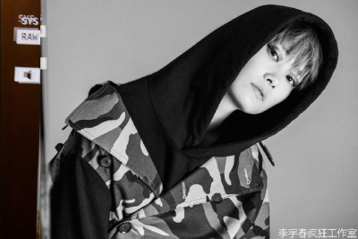 #李宇春 野蛮生长##历时两年，倾力打造，李宇春2016全新专辑《野蛮生长》一改传统唱片发行方式，将分为《野》、《蛮》、《生》、《长》四张数字EP，每张数字EP独立成章，依次发行，层层深入酝酿出《野蛮生长》全新大…