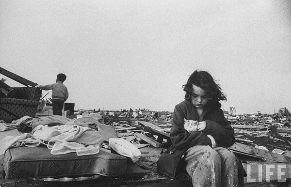 南非摄影师、摄影记者Grey Villet（1927-2000）作品：这幅拍摄于1957年的堪萨斯城，一次龙卷风袭击之后，废墟上小女孩抱着小猫，身后的是她的哥哥…