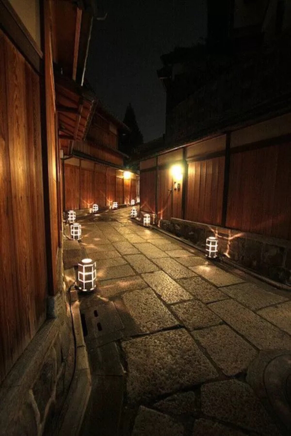 Ishibei-koji(Ishibe Alley), Kyoto, Japan。日本京都石塀小路是邻近清水寺的传统街道，建造于大正时代，石板路与木造老屋宁静古朴，漫布浪漫怡情的气息。石塀小路当初被设计成宴席会场的高级房屋出租街，石阶道路是为了展露高贵感而精心设计的景观。石塀小路前段两侧有着美丽的木板墙，后段是有坡度的住家区，隐密高雅。