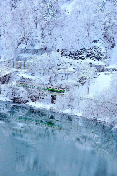 Tadami Line in Fukushima, Japan。日本福島行驶中的会津只见线新绿号列车。