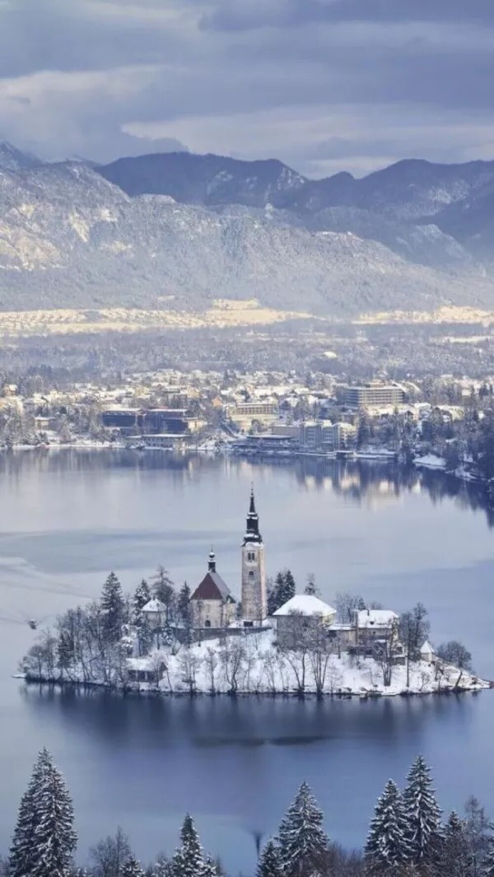 Bled Island, Lake Bled, Slovenia。斯洛文尼亚西北部上卡尼鄂拉地区的布莱德岛，是斯洛文尼亚唯一一座天然岛屿，位于布莱德湖，岛上有几座建筑，最大的是圣母升天教堂，像童话世界般美好。