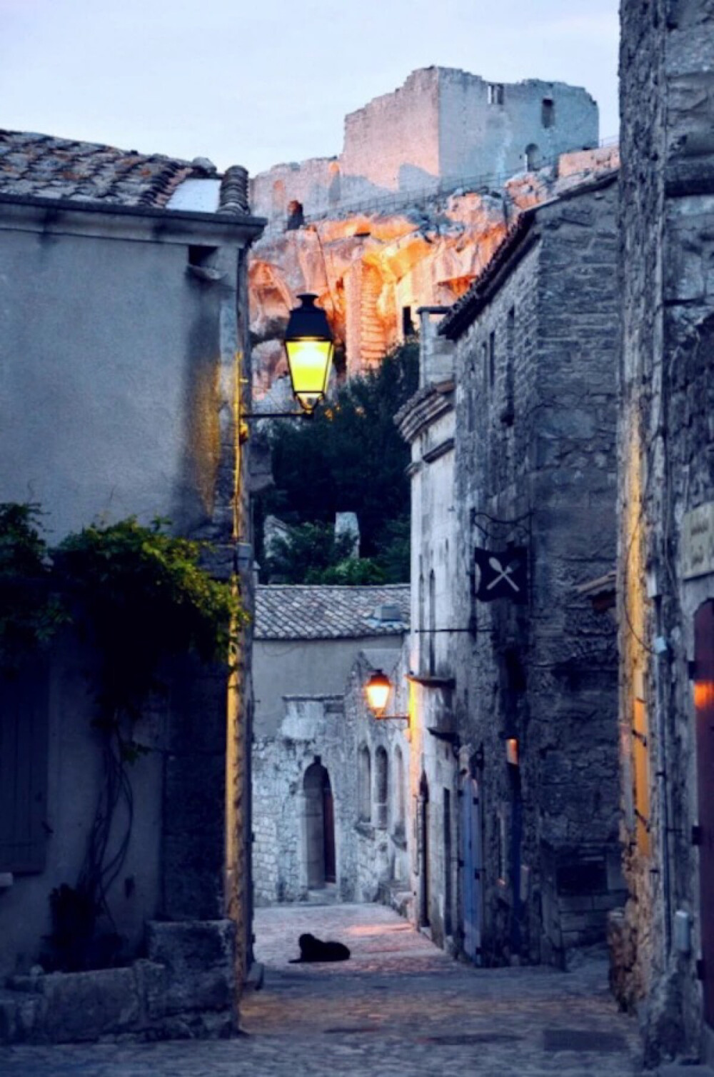 Lae Baux de Provence, France (by Robi Fortunato)。 位于普罗旺斯地区的莱博是但丁地狱中世纪堡垒位于阿尔比勒（Alpilles）山脉核心区域，它海拔245米，也是法国最美丽的村庄之一。被米其林旅游指南列为最高的三星级必游的旅游景点，和其他相似的法国山顶小镇相比，莱博有与之相同的山顶村落风光，更有与之不同的军事要塞堡垒特色。残存的古堡和旧房屋构成了莱博村庄(village des Baux)独有的山区风景线，彰显了古城昔日的辉煌。莱博村庄在山顶已有几百年历史。