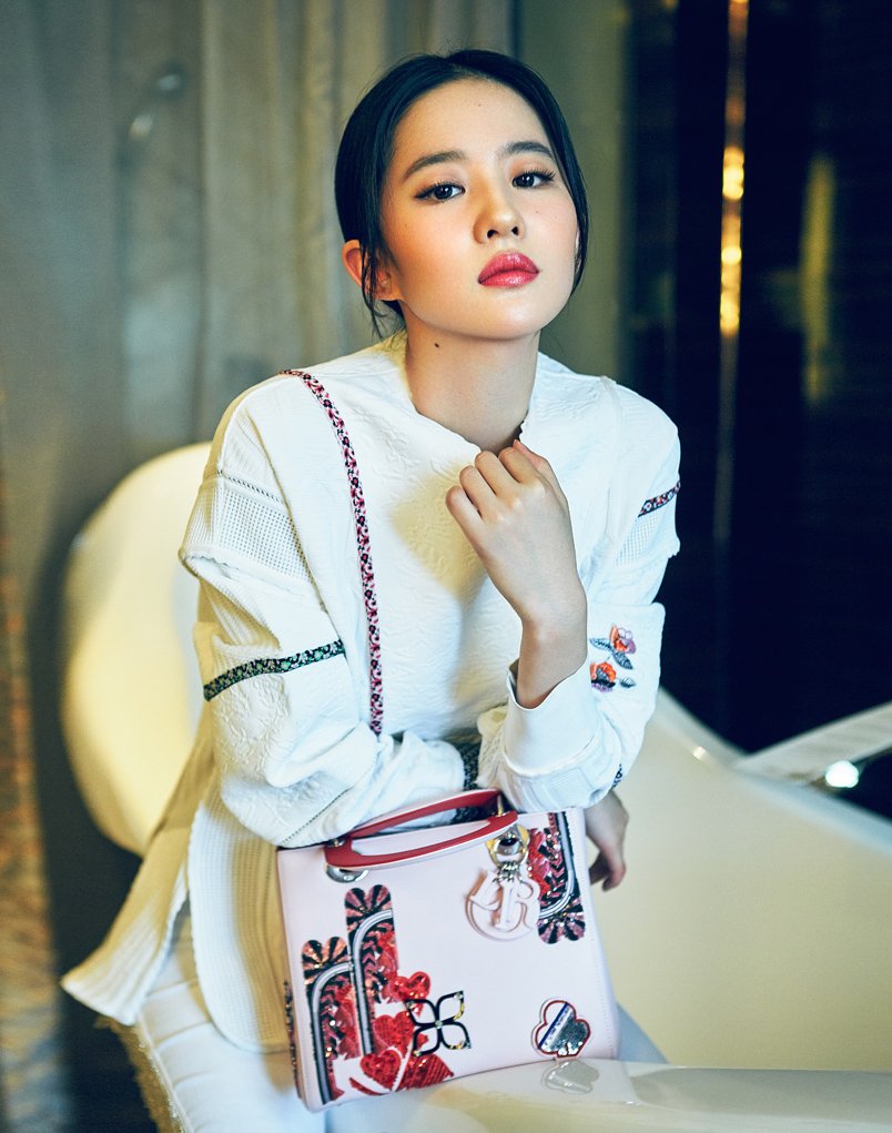 【刘亦菲 花颜“懒”姑娘现形记】壁纸 明星 美女 女神 服饰 妆容 写真 画报 头像《三生三世十里桃花》《神雕侠侣》《天龙八部》《仙剑奇侠传》《营救飞虎队》《新倩女幽魂》《致青春2：原来你还在这里》《夜孔雀·如果没有遇见你》《第三种爱情》《露水红颜》《白幽灵传奇之绝命逃亡》