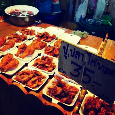 曼谷 某本地夜市 一盘炸大虾35猪 便宜的没谁