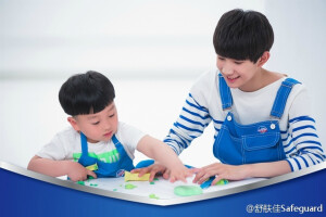 置顶
                                                                                      重磅喜讯#TFBOYS代言舒肤佳#啦！不知不觉@TFBOYS-王俊凯 @TFBOYS-王源 @TFBOYS-易烊千玺  三位干净阳光少年已蜕变为懂得关心守护他人的大人。舒肤佳有幸在进入中国第25年，迎来全新代言人@TFBOYS组合 ，和他们一起守护你！戳右查看更多TFBOYS健康守护计划>>O网页链接 L秒拍视频