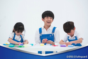 置顶
                                                                                      重磅喜讯#TFBOYS代言舒肤佳#啦！不知不觉@TFBOYS-王俊凯 @TFBOYS-王源 @TFBOYS-易烊千玺  三位干净阳光少年已蜕变为懂得关心守护他人的大人。舒肤佳有幸在进入中国第25年，迎来全新代言人@TFBOYS组合 ，和他们一起守护你！戳右查看更多TFBOYS健康守护计划>>O网页链接 L秒拍视频