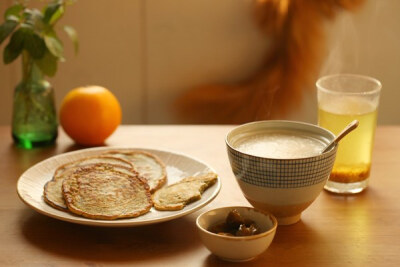 白粥、橄榄菜煎饼、小黄瓜酱菜、苦荞茶。