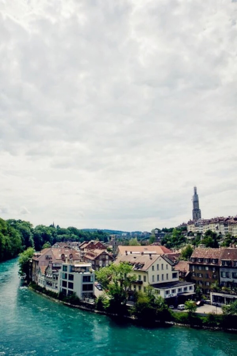  Bern,Switzerland。瑞士伯尔尼，位于瑞士西半部领土中央偏北之处，仅次于苏黎世和日内瓦的第三大城，是伯尔尼州首府，亦是该国首都。1983年起， 伯尔尼就是联合国世界文化遗产， 这个浪漫的老城是瑞士的首都， 1191年建城， 拥有欧洲保护最完好的中世纪古城之一。