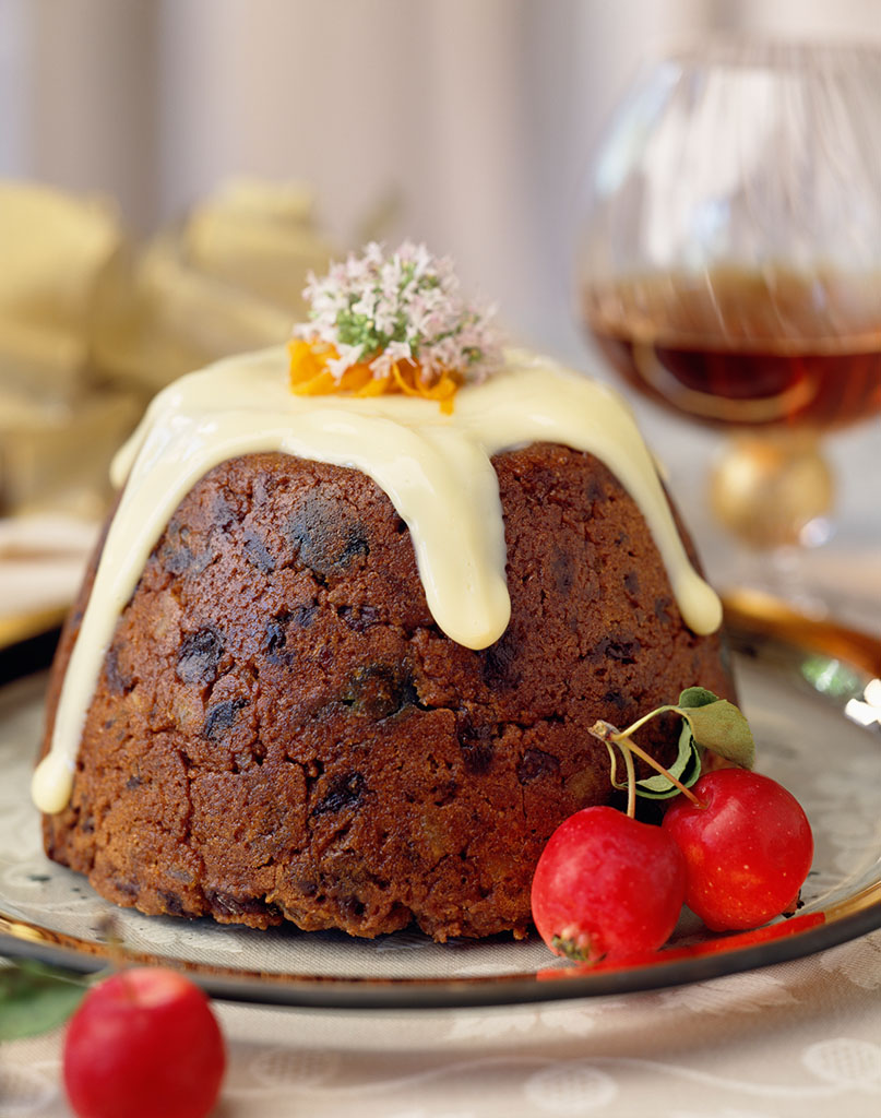 『英式美食 圣诞布丁』
Christmas Pudding，顾名思义就是英国圣诞节吃的一款甜品，这款甜品可谓英国家庭圣诞节聚餐的重头戏，很多家庭提前好几天就开始准备，所有的家庭成员要共同制造一个布丁，象征团结和谐，且各人在搅拌一下面团时，都会默默许下一个愿望，最后还会在面团里藏一个硬币。圣诞布丁在英国的节日里跟中国的饺子汤圆面条一样，象征团圆、美满，并且预示着来年的好运，现在看来这些意义虽然只是一种心理暗示，但多多少少也赋予了食物特殊的含义，不管是哪个国家，哪个时代，味觉总能勾起人们的记忆，这应该也是味道的神奇之处。圣诞布丁的制作过程相当繁琐，选用上好的果干（葡萄干、蔓越莓干等）、坚果（核桃、杏仁、南瓜子等）、酒（白兰地或者朗姆酒）、红糖、黄油等等。圣诞布丁要求保质期较长，通常会把这些材料放到酒中浸过，所以吃起来酒味很大。圣诞节当天将布丁放入烤箱加入，取出后浇上白兰地，点燃酒精，布丁上一层蓝色的火焰让整个屋子充满了浓浓的圣诞气氛，火焰熄灭后再浇上一层融化的黄油或者cream，全家一起分享欢乐时光。