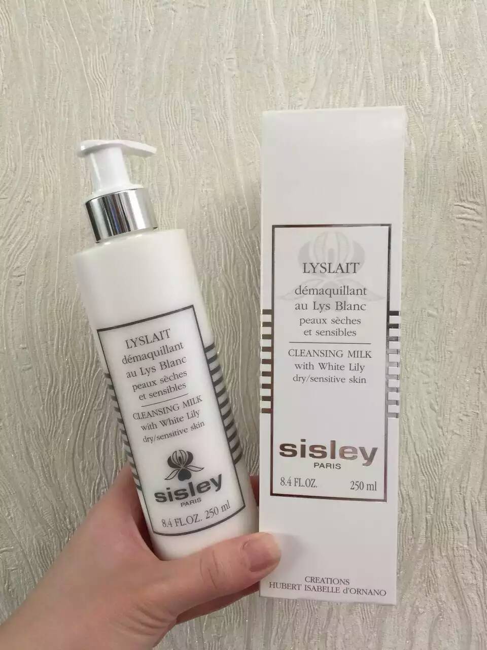 现货Sisley/希思黎 百合洁肤乳250ml 干/敏肌肤专为干性及敏感性肌肤设计的洁肤乳。柔软丰厚乳状质地的的洁肤乳，溶解顽固彩妆，同时为精致的干性肌肤保持平衡。百合洁肤乳蕴含丰厚完美柔润质地，为干性及敏感性肌肤瞬间营造舒缓健康的感受，绝无油腻感。从第一次使用开始：肌肤完美洁净清透（98%*女士获此效果） 肤色光彩焕发 (95%*) 肌肤回复清爽 (95%*)，弹性 (99%*)，柔软(98%*)令干性、极干性与敏感性肌肤感觉舒适(96%*)和舒缓 (97%*)*  100位女性于每天一次使用百合洁肤乳，连续使用三周使用方法将百合洁肤乳涂抹在脸部和颈部；以打圈的方式用指尖轻柔按摩，充分溶解彩妆。 用纸巾擦去剩余洁面乳，然后配合使用花香化妆水。眼唇卸妆液更适合卸除比较脆弱的眼唇部肌肤的彩妆活性成份:橙花 ：舒缓镇静，柔润肌肤百合 ：保湿柔软锦葵 ：保湿柔肤菩提花 ：柔软、舒缓肌肤葵花 ：滋养柔肤，增添活力维生素E ：抵抗自由基