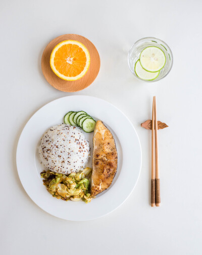 早餐：杂粮饭+香煎比目鱼+手撕包菜+橙子+柠檬水。煮米饭的时候可以加一把五谷杂粮豆类进去煮，丰富食材种类，能提高营养素的吸收率哦（化身营养师），今天加了三色藜麦
