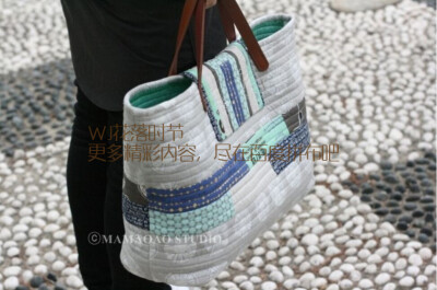 韩国拼布达人mamaoao设计的这款简约的拼布大包，她因为遇见这款鹅暖石色调的布料，非常喜欢，配上自己平时做作品时留下的余料，便有了这款看上去简约而不简单的拼布包，这个包包容量很大，带上去郊游都没有问题。
包…