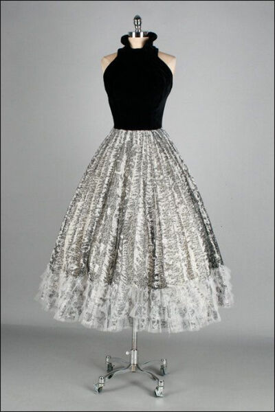 1950s 礼服。黑色天鹅绒。白花边裙