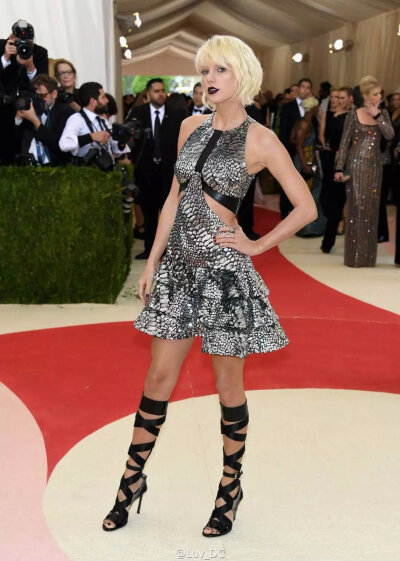 霉霉Taylor Swift出席2016年纽约大都会艺术博物馆慈善舞会Met Gala，今年的造型美哭了
