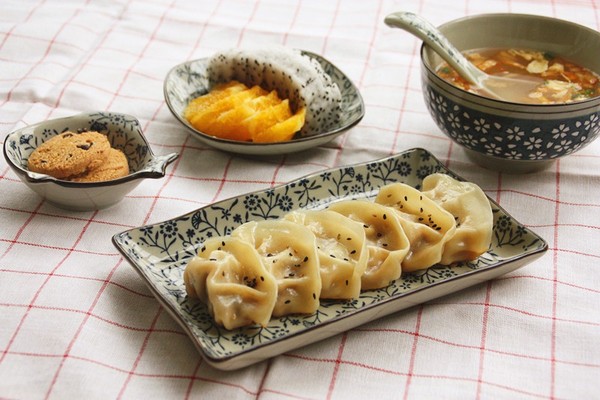 2013.04.05 芝麻煎饺+番茄蘑菇汤+水果+奥利奥。