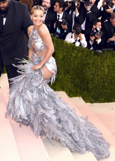 Rita Ora 身穿 Vera Wang