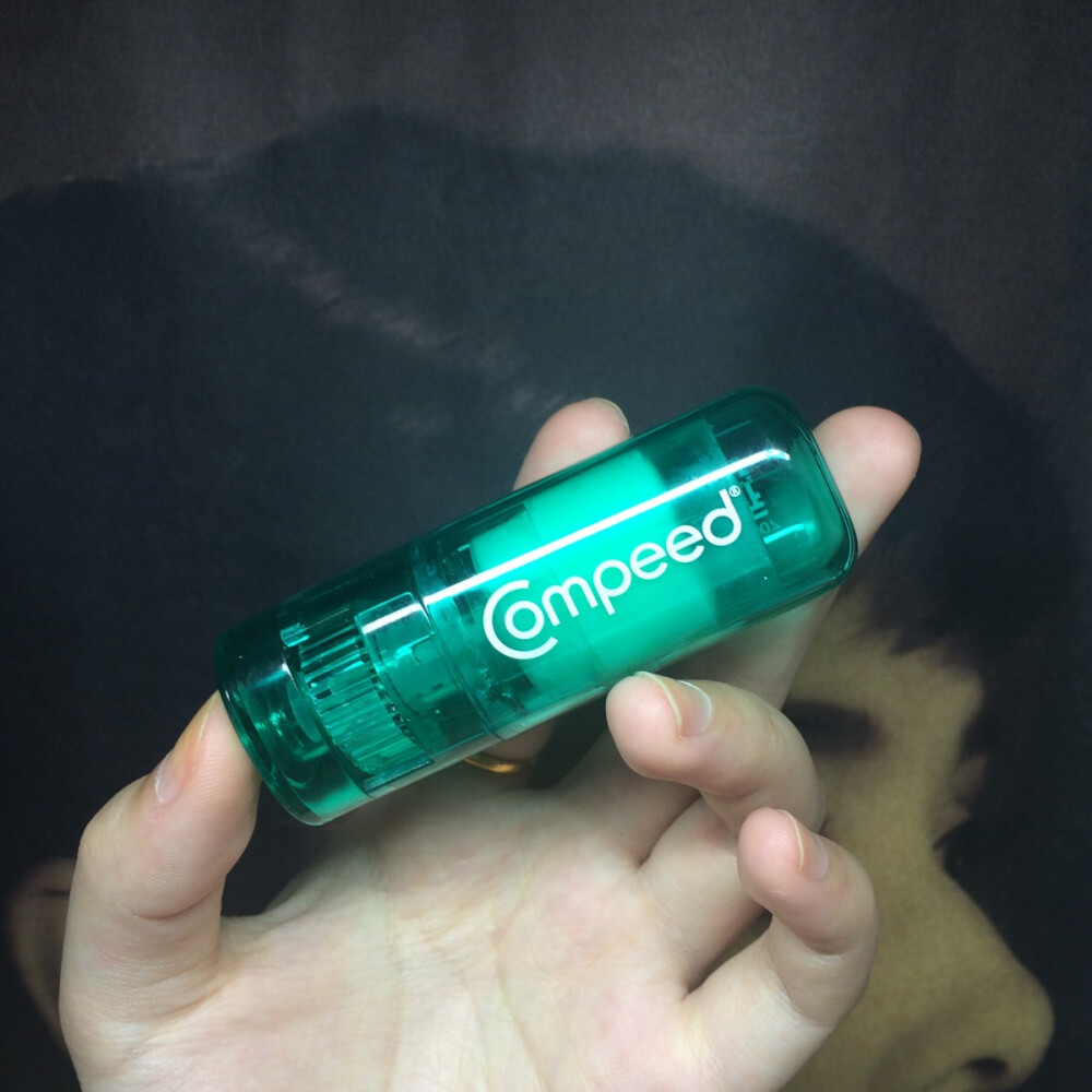 Compeed 防打脚膏 发明出这个东西的人难道不应该获得爱豆演唱会第一排座游乐场VIP通道权吗！！！我这个无论新鞋旧鞋都会打脚三秒一个小泡一天一个大泡的人终于找到了福音！用了穿任何鞋都超舒服！鞋穿松了后就可以不用这个东西了 我每次都必须把整个后脚跟都涂到位 有点费量 不过我发现木瓜膏也可以替代它 同样好用 出门必备