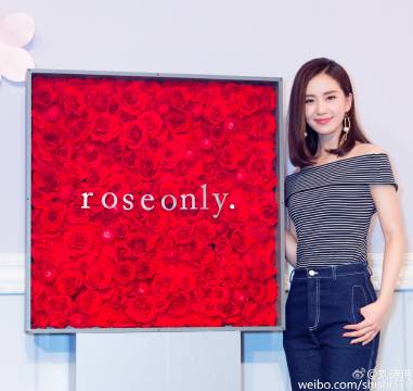 收到了一生只送一人的@roseonly诺誓 超大花盒～让我想想该把它放在哪里