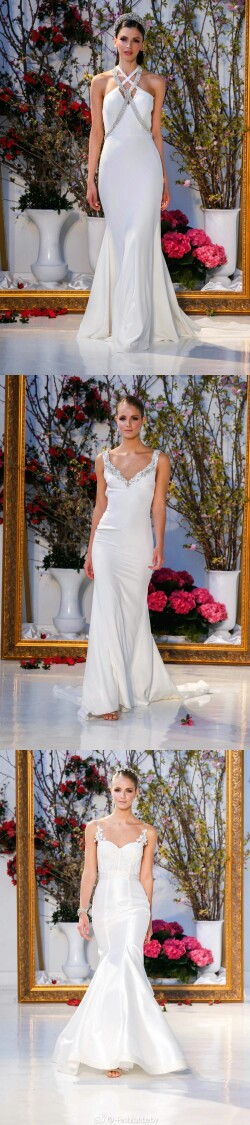 Anne Barge Bridal S/S 2017。纽约著名婚纱设计师的同名品牌，秀场以巨大相框里面放满了鲜花作为背景，新娘们穿着优雅的婚纱礼服和盘发走出，精致的头饰、简洁的婚纱，不仅勾勒出新娘最为曼妙的曲线还突出新娘柔美的一面。