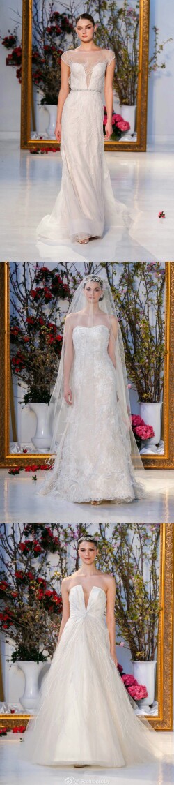 Anne Barge Bridal S/S 2017。纽约著名婚纱设计师的同名品牌，秀场以巨大相框里面放满了鲜花作为背景，新娘们穿着优雅的婚纱礼服和盘发走出，精致的头饰、简洁的婚纱，不仅勾勒出新娘最为曼妙的曲线还突出新娘柔美的一面。