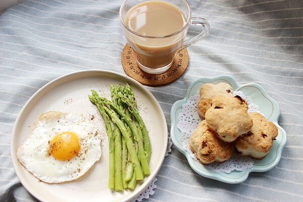 芦笋煎蛋+蔓越莓奶油松饼+焦糖奶茶