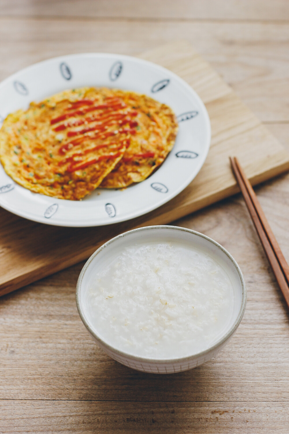 胡萝卜鸡蛋饼+糙米粥