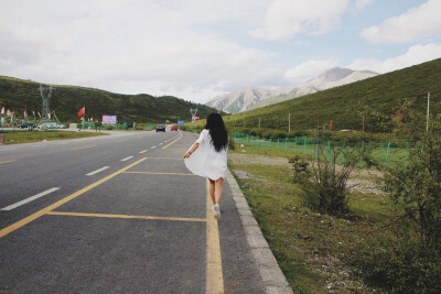 这是去年暑假奔跑在通往九寨沟的公路上～气温非常低可是我却穿着短袖短裤