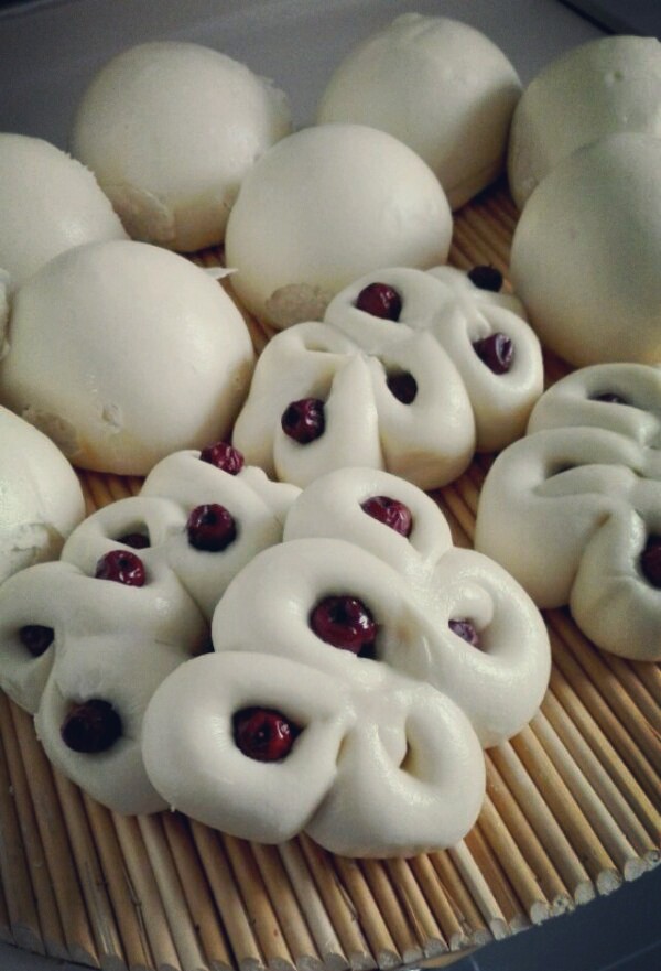 73『枣花馒头』73面粉加水和酵母揉成光滑的面团,发酵至两倍大;取