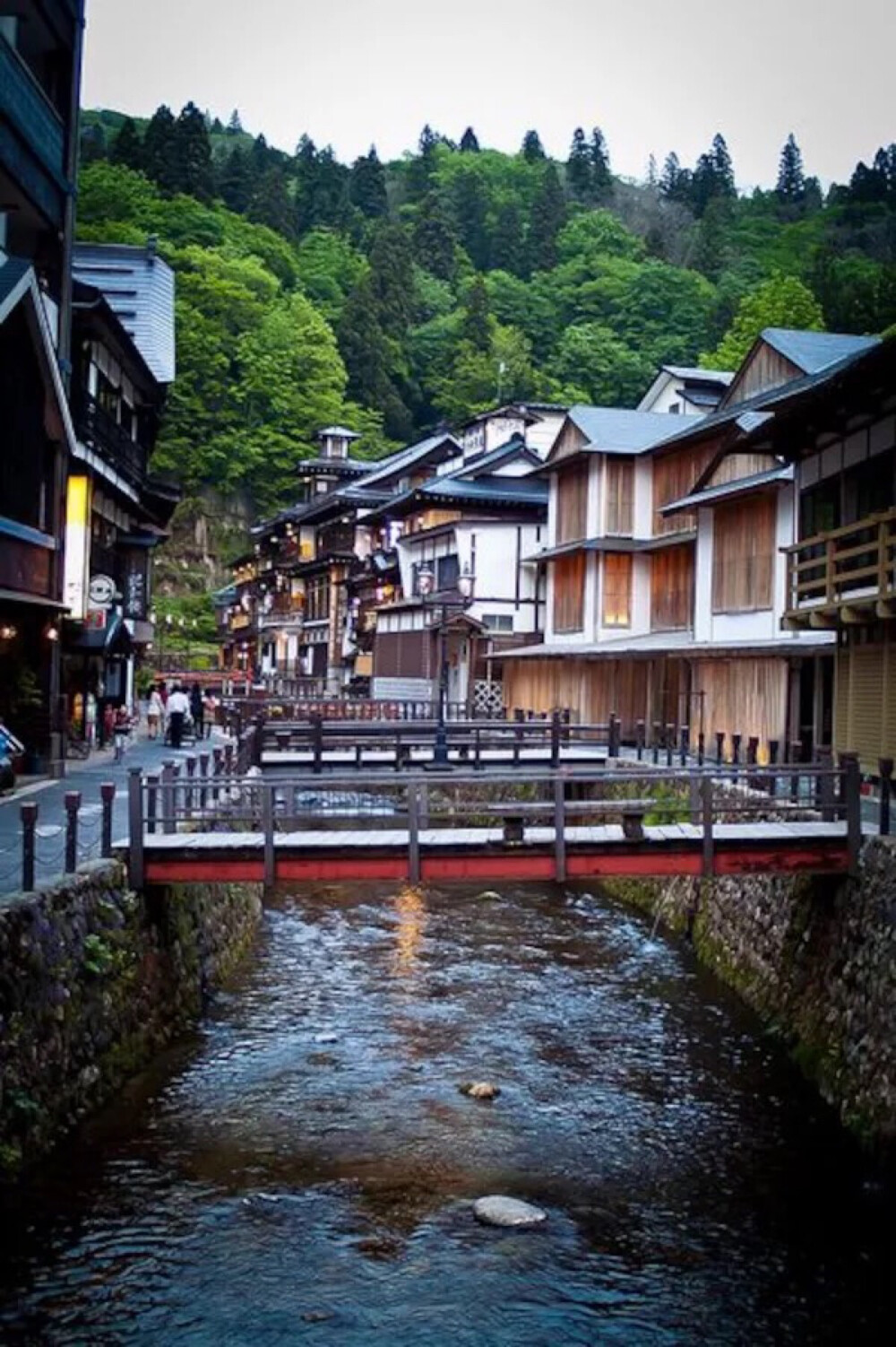 Ginzan Onsen, Yamagata, Japan。日本山形县银山温泉。银山温泉位于尾花泽市东部，银山水库上游。银山川流淌其间，20世纪修建的三层和四层的木结构旅馆，在煤气灯下并列而立。据说是《千与千寻》汤屋的原型呢！