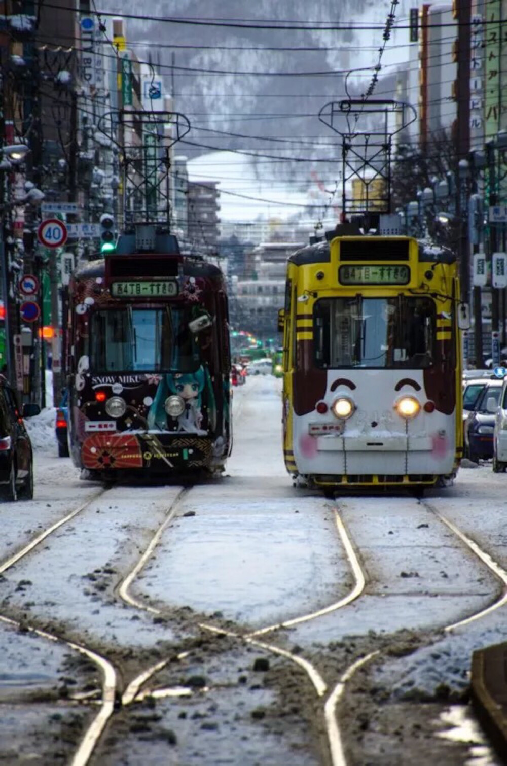 Sapporo, Hokaido, Japan。日本北海道札幌市。札幌市位于北海道石狩平原西南部，是日本人口过百万的都会区中最北方的一个。有轨电车在札幌冬天的时候是最为有用的，它的主要站点连接了从地铁到中央图书馆和札幌西南侧地区。