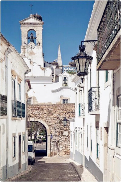 Old Town, Faro, Portugal。葡萄牙法鲁老城。法鲁是是葡萄牙大陆最南端的城市，也是阿尔加维和法鲁区首府。濒大西洋，西北距里斯本217公里。老城区有古老的卫城墙环绕，还有努斯女修道院、市政大厅、城市博物馆、人…