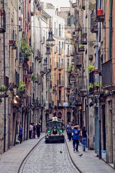 The Streets of Gerona, Catalonia, Spain 。西班牙东北部的加泰罗尼亚自治区赫罗纳省，座落在四条河的交汇之处，是加泰罗尼亚区第二大城市。赫罗纳坐落在比利牛斯山脚下，市内的昂亚河右岸为老城区，集中了许多五彩…