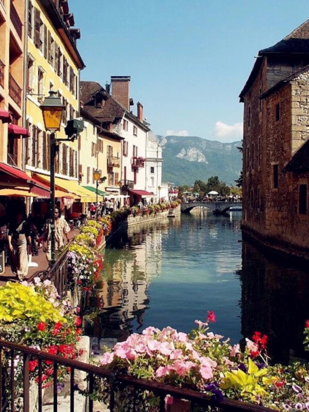 Annecy, France。 法国高萨瓦省的安锡湖畔的安锡小镇，又译安纳西，以勃朗峰为背景，有丰富的自然景观。被誉为是“阿尔卑斯山的阳台”的安锡小镇冬季是滑雪爱好者聚集的天堂！这里有高山滑雪和越野滑雪，还可以玩雪橇，或者穿上特制鞋板在雪上行走，欣赏雪景和小镇的美景。法国的依云矿泉水和安纳西湖是同源，是法国最干净的湖哟！