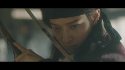 姜栋元在《群盗》中需要独自面对侠盗团，为此他苦心钻研武打，拍摄时甚至没有用替身。“我没学过刀法，《田禹治》的时候是根棍子，《刑警》的时候是剑，都是一些现代武术。《群盗》中用的是刀，动作完全不一样。这次…