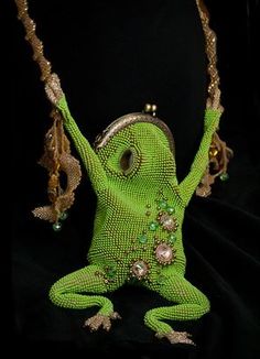 <a href="http://www.beadinggem.com/2014/09/3d-nature-inspired-beadwork-by-julia.html" rel="nofollow">www.beadinggem.co...</a>