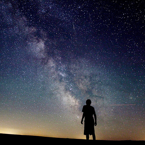 夜空中最亮的星 翻唱 by徐薇
夜空中最亮的星 能否听清.那仰望的人 心底的孤独和叹息 ......