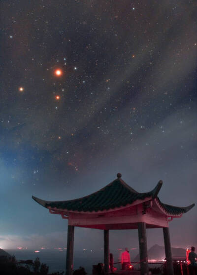 #天文酷图# 心宿二和火星， 600D ，香港。by Vincent Cheng